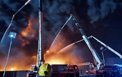 XCMG's dozens of high-rise jet fire trucks rescue the fire in Nandagang Industrial Park, Cangzhou, H