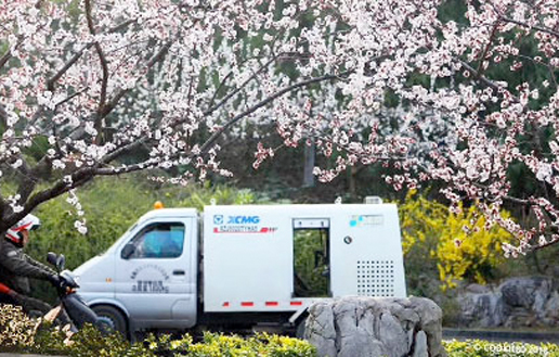 XCMG road maintenance vehicle operating in a scenic area in East China