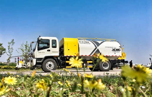 XCMG high-pressure cleaning vehicle operating in Xuzhou, Jiangsu